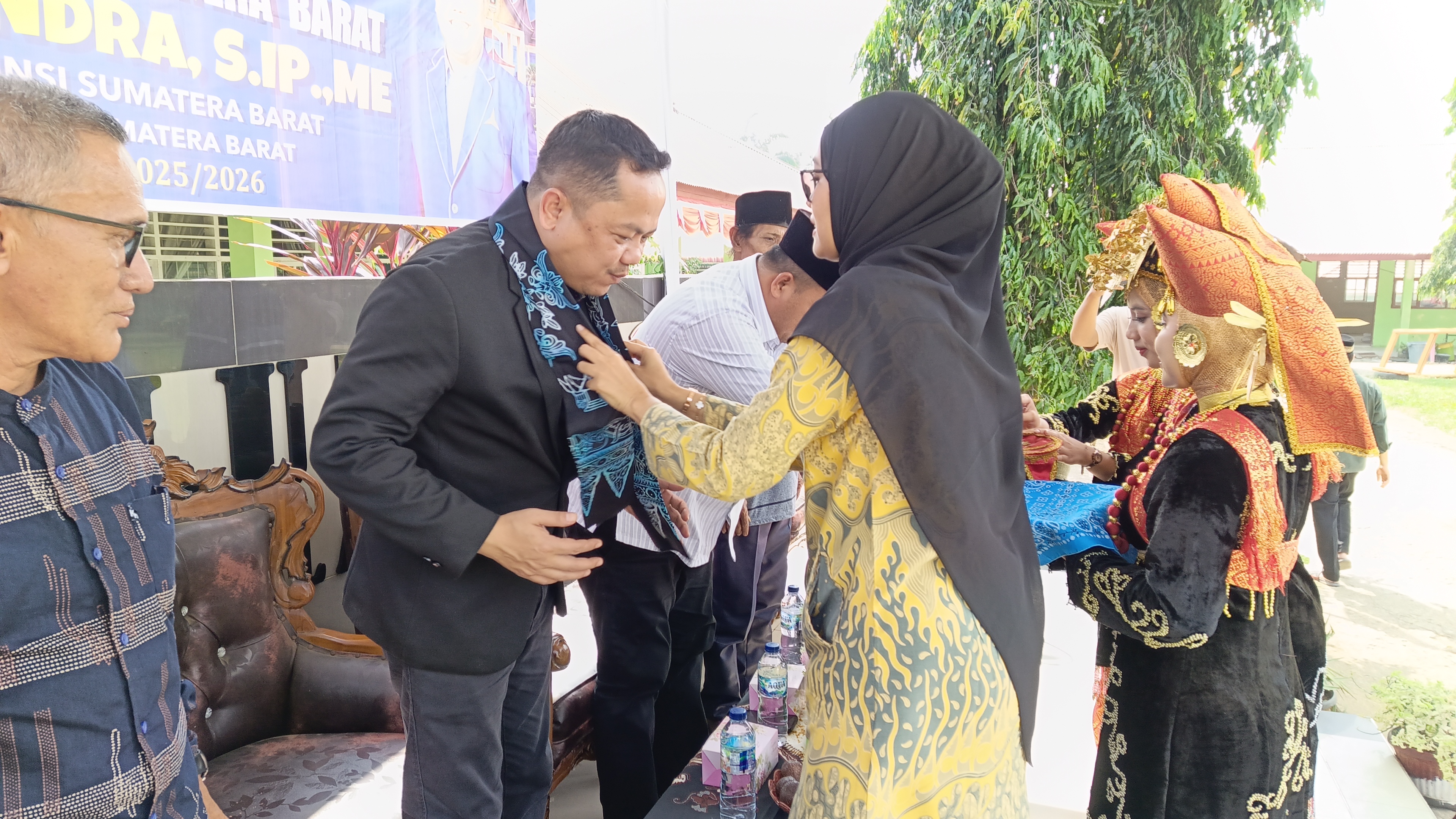 Tari Pasambahan dan Pengalungan Kain Batik Khas Lunang