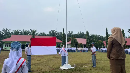 Upacara Bendera di SMAN 1 Lunang: Menanam Tanggung Jawab, Menuai Kebaikan.