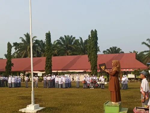 Upacara Bendera di SMAN 1 Lunang, Kepala Sekolah Tekankan Pentingnya Mematuhi Tata Tertib.