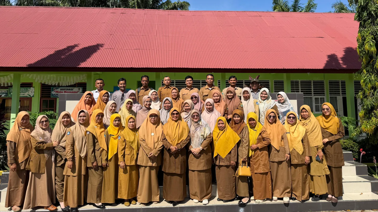 Majelis Guru dan Tenaga Kependidikan SMAN 1 Lunang